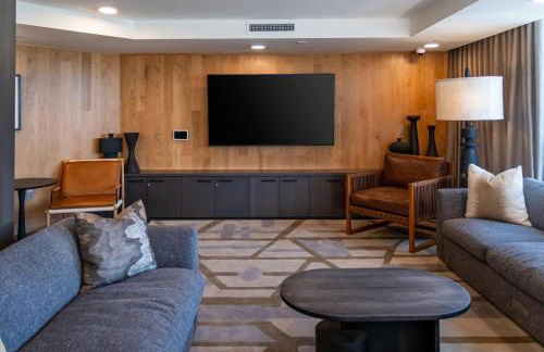 Luxury 2 Bedroom Residence With Fitness and Outdoor Pool - Photo 16