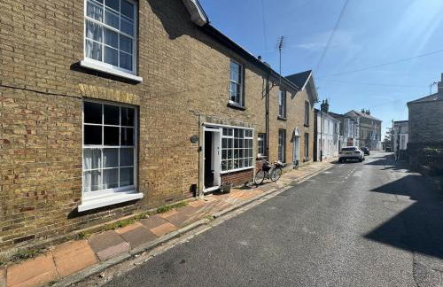 Gulls, charming seaside cottage, centrally located - Photo 17