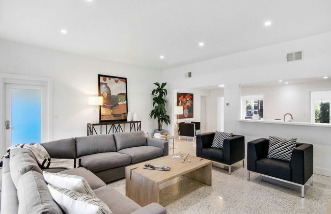 La Casa Blanca Minutes From the Beach! - Foto 1