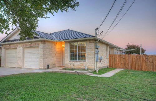 NEW Oak Lodge at Little Ranches 5 min to Square - Foto 24