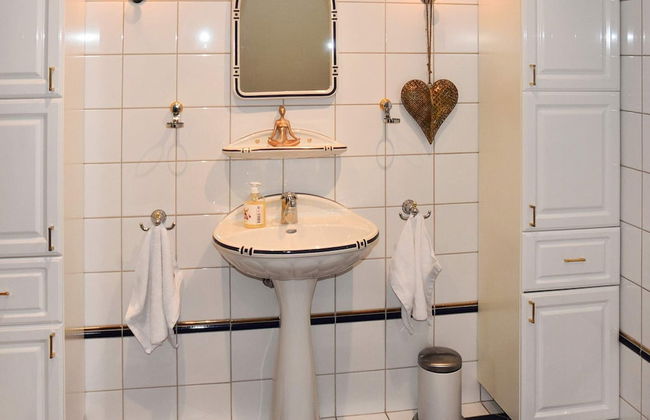 8 Person Holiday Home in Midsund - Foto 14