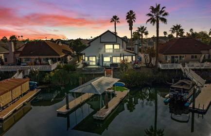 * Large Updated Waterfront Delta Manor Boat Dock * - Foto 1