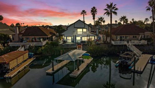 * Large Updated Waterfront Delta Manor Boat Dock * - Foto 1, sunbed, Game Room