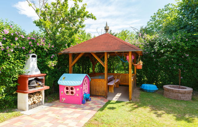 5 bedroom House in Siófok with private pool and garden - Photo 30