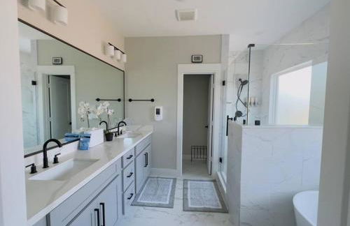 Gray Lux Hse 3BR 3 and half Ba MedCenter DownTWN HotTub - Photo 47