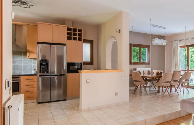 Inviting Villa in Anavissos With Communal Pool - Foto 13