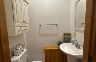 Prime Northern Maine Snowmobiling Retreat with Full Kitchen & Winter Trails Access - Foto 35