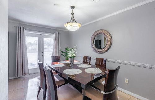 Family Retreat with Pool Fenced Yard AC - Foto 9