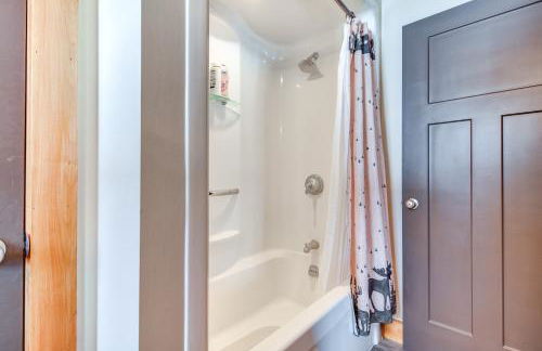 Lakefront New Hampshire Hideaway with Deck and Views - Foto 16