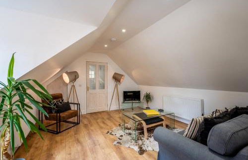 Modern and Stylish WoodHous - Photo 18