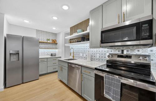 Walk to stadium! Cozy 2BR home - historic district - Photo 31
