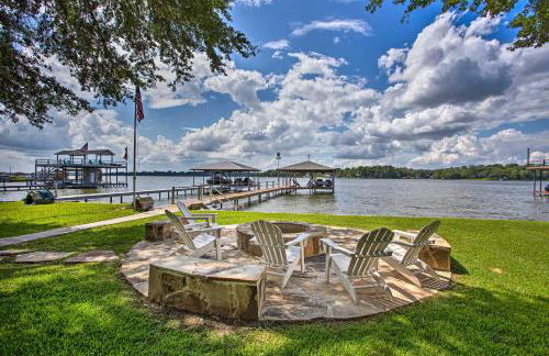 Remodeled Cedar Creek Lake Retreat with Fire Pit! - Foto 1