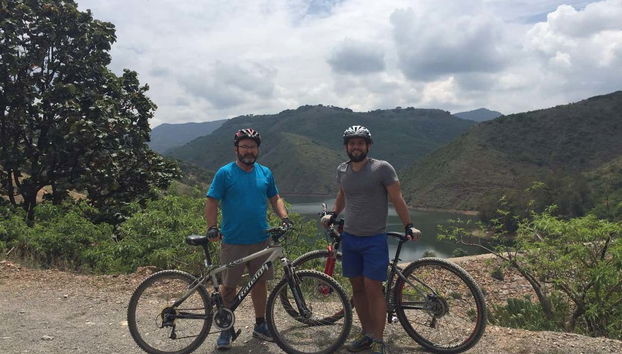 Posando con la bicicleta con la naturaleza de fondo