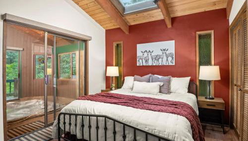 ZigZag Basecamp · Cozy Cabin Perfect for Nature Escapes w/ Hot Tub - Photo 4