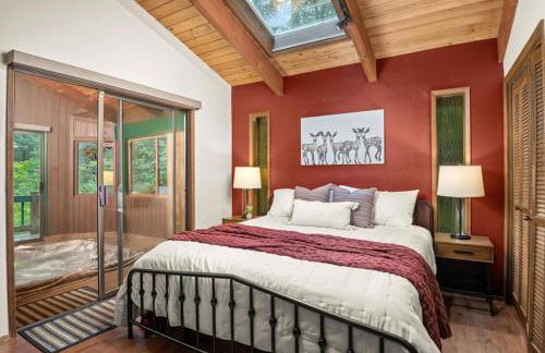 ZigZag Basecamp · Cozy Cabin Perfect for Nature Escapes w/ Hot Tub - Photo 4