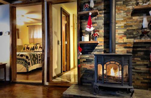 Lakefront Pine Cottage Hot Tub & Fire Pit - Foto 9