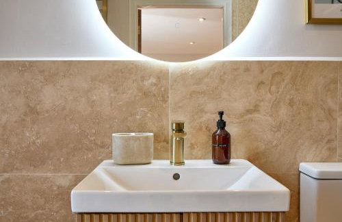 Stylish 4 bed home in Old Trafford next to MUFC - Foto 15