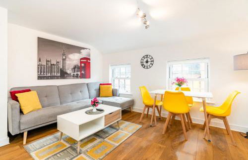 Town Center Apartment with 55” Smart TV+Netflix - Photo 2