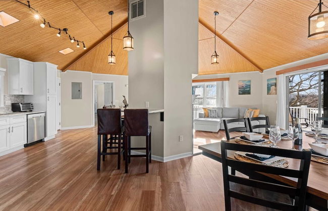 Pleasant Cove Waterfront Getaway With Fire Pit, Deck, and Lake Views - Foto 21