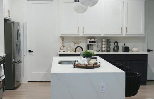 New Luxury 5BR 7BD Home Near Airport, Sleeps 10 plus - Foto 22