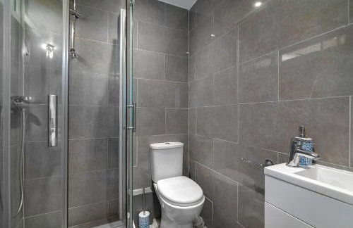 Sittingbourne Lodge, free car park - 4 Cars - Photo 25