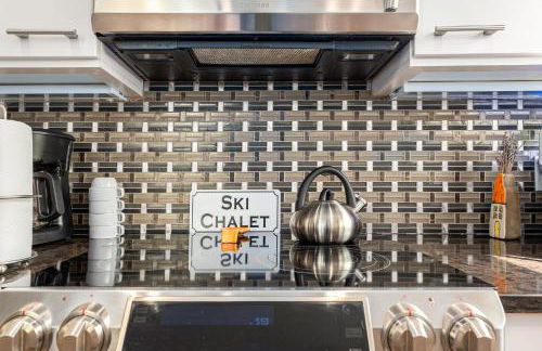 3Br 2Bath Midcentury Ski Chalet with Hot Tub & Kids' Loft - Photo 15