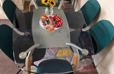 4 bed rooms 5 double beds holidays house near train station - Foto 3