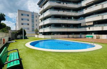 Hermoso piso en un paso de la Playa de Fenals con piscina - Foto 1