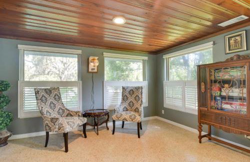 Riverfront Getaway with Hot Tub and Game Room! - Foto 6