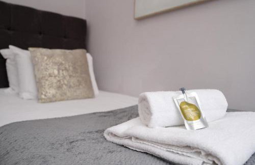 London Road Villa - Free Netflix, Private Parking, WiFi & Private Garden - Photo 32