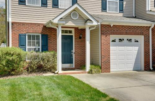 Inviting High Point Townhome with Patio and Privacy! - Foto 26