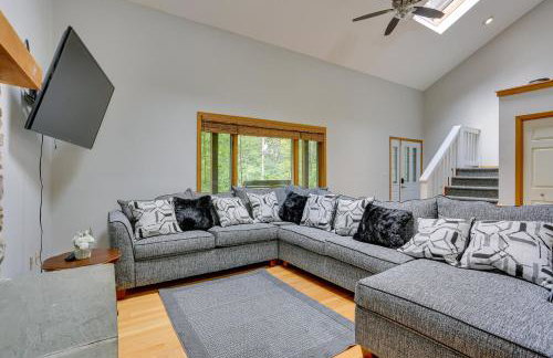 Bushkill Home with Access to Pools and Tennis Courts! - Photo 4