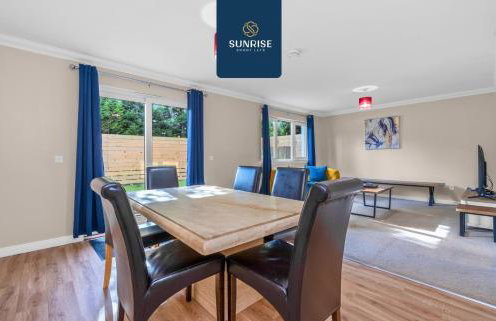 Muirton House 2 - INVOICE and REDUCED PRICE only via SUNRISE SHORT LETS DUNDEE, SLEEPS 8 has 4 Twin Bedrooms with 4 Car Parking, 2 Baths, 5 Smart TV, Fully Equipped, Garden, Free WiFi, and ONLY 9 Mins to STANNERGATE Ports - Foto 42