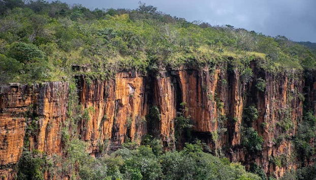 Vista panorámica de las paredes rocosas