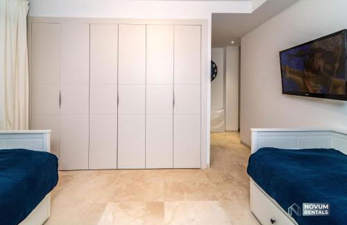 Remarkable 5-BDRM Villa - Heated POOL & GYM - Photo 40