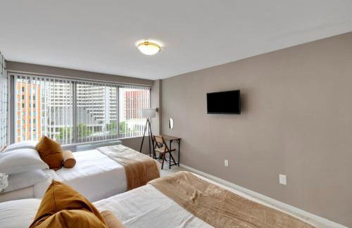Large 3 bedroom Family Suite, Private Balcony, 5 min to DCA, Gym, Pool and more! - Photo 49
