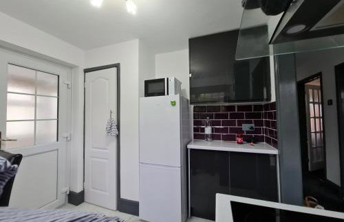 Bristol 2-Bed Bungalow Sleeps 4 Parking - Foto 17