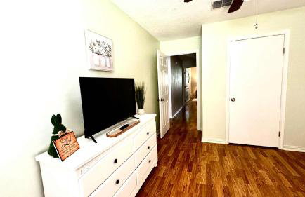 Stylish 4BR Retreat in Cypress - King Bed -Fireplace -Outdoor Patio - TVs in 4 Rooms - Foto 28