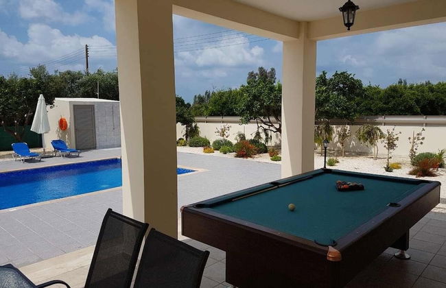 Stunning new Beach Front Villa,1st Line to the Beach, Large Pool, Wonderful Area - Foto 28