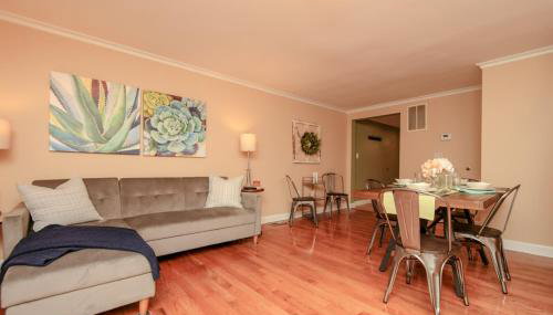 NEW! 3-story Townhome - Private, Self checkin, Quiet. - Foto 2