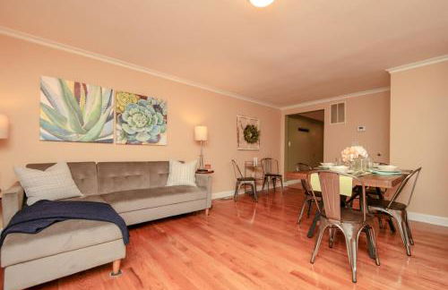 NEW! 3-story Townhome - Private, Self checkin, Quiet. - Foto 2