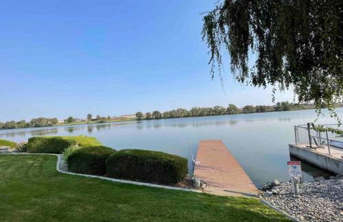 Edgewater Paradise HotTub Private Dock & Game Room - Foto 24