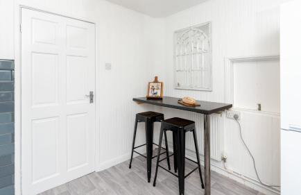 3-Bedroom Cosy Stunning Central Home, Sleeps 8 with Parking and Private Garden - LONG TERM STAY SPRING SPECIAL OFFER AVAILABLE! - by Blue Puffin Stays - Foto 3