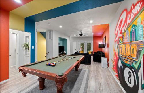 Modern 3-Story Townhome w Pool Table, Sleeps 10 Near Stadiums - Foto 42