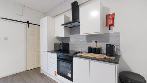 Station Road Stay with Easy Access to Transport - Photo 4