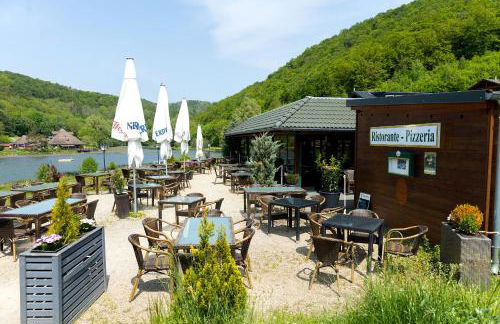 5 Sterne Ferienhaus Tommy mit Kamin, Seeblick und großer Terrasse - Foto 24