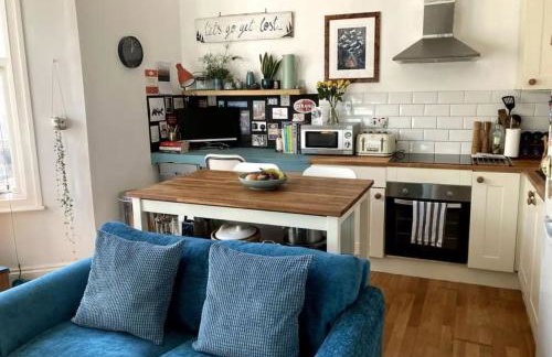 Bright, book-filled flat in artsy Stokes Croft - Foto 1