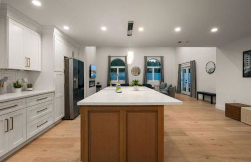 Spacious Modern Home with Rooftop & Private Backyard - Foto 22