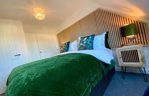 THE HIDEAWAY - LUXURY SELF CATERING COASTAL APARTMENT with PRIVATE ENTRANCE & KEY BOX ENTRY JUST A FEW MINUTES WALK TO THE BEACH, SOLENT WAY WALK, SHOPS and many EATERIES & BARS - FREE OFF ROAD PARKING,FULL KITCHEN, LOUNGE,BEDROOM , BATHROOM & WI-FI - Foto 16