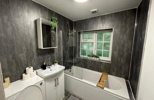 Comfortable 3 Bed House with Garden & Parking - Foto 29